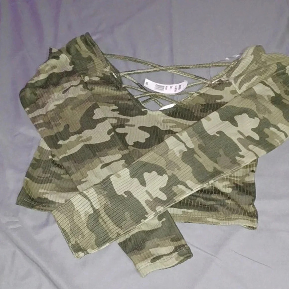 Derek Heart Cropped camo long sleeve  shirt NWT - Picture 2 of 7